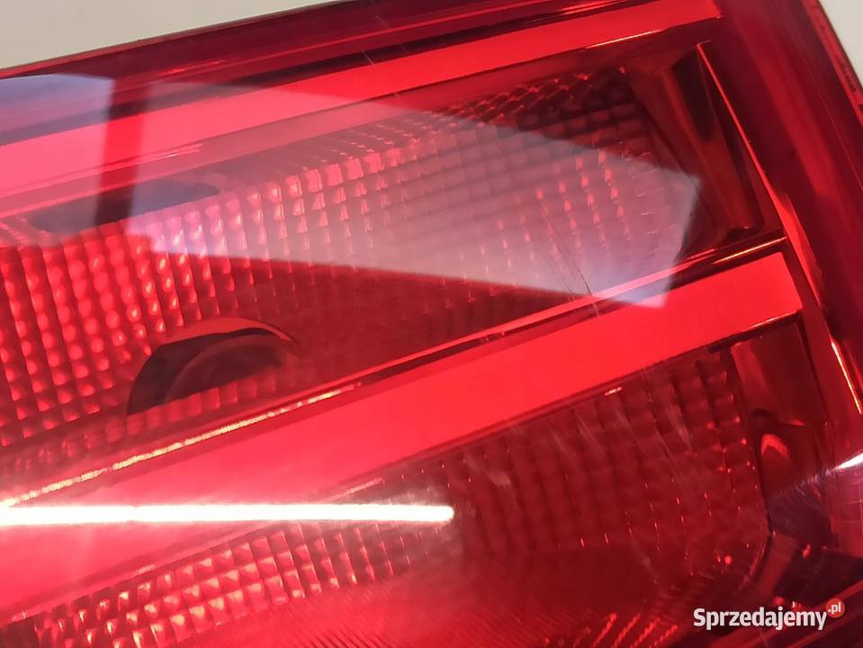 LAMPA PRAWY TYŁ W KLAPĘ AUDI A4 B8 8K5945094AA Oświetlenie
