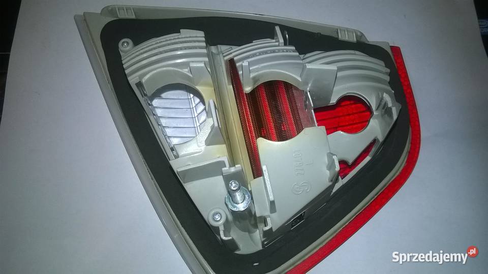 Lampa pokrywy bagażnika lewa BMW E90 przedlift Poręba