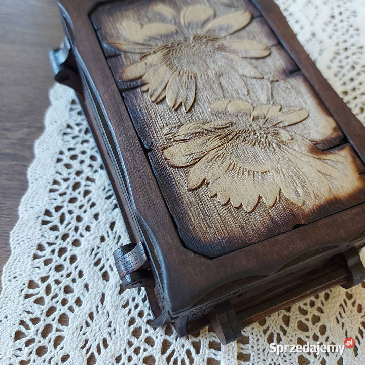 Drewniana Szkatułka z Rumiankami