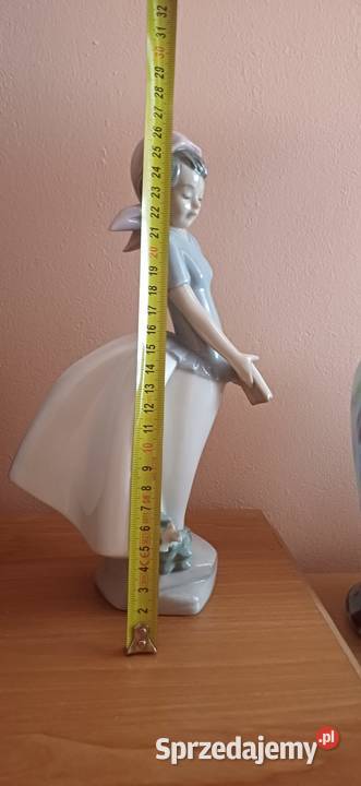 Porcelanowa dziewczynka z książką Olsztyn