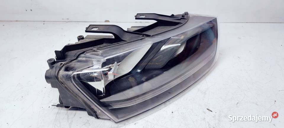 REFLEKTOR PRAWY ZWYKŁY AUDI Q3 8U 8U0941004N UK Przystajń