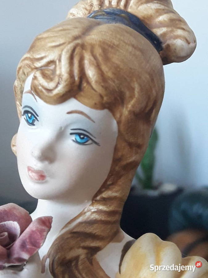 Duża figurka porcelanowa dama z koszem kwiatów Janów Lubelski
