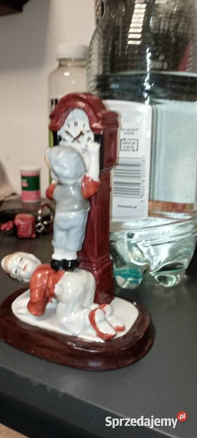 Figurka ceramiczna dzieci z zegarem