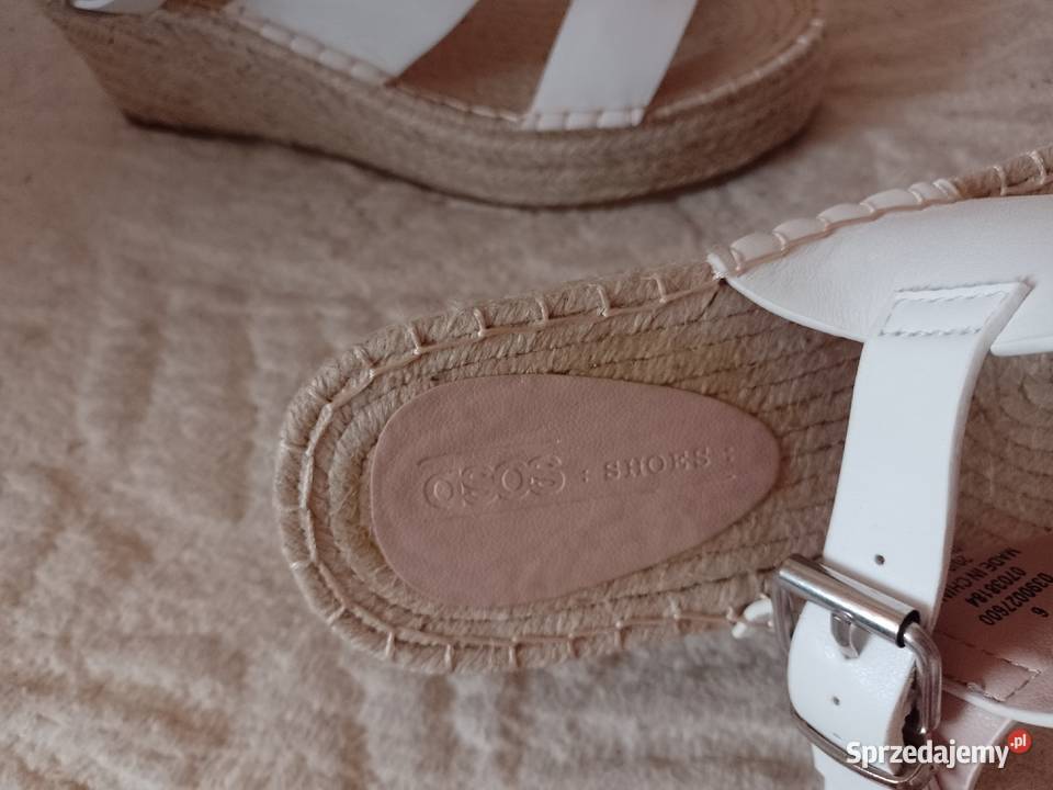 39 ASOS Białe sandałki na koturnie z Londynu