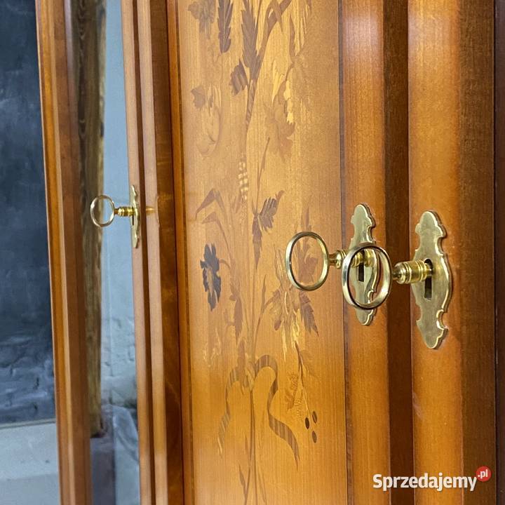 Intarsjowany kredens z witryną na zwężanych Gryfice