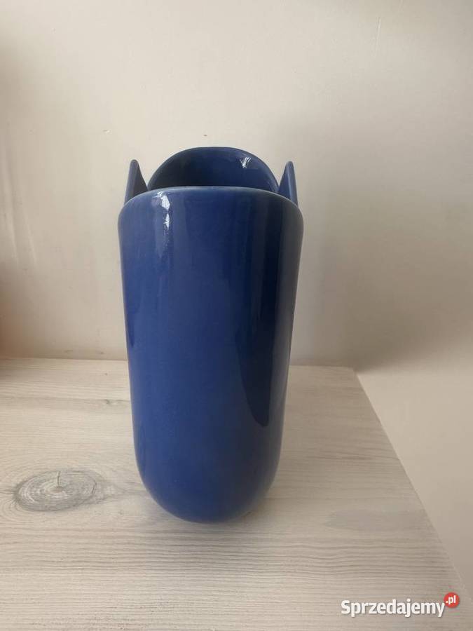 piękny niebieski wazon na kwiaty