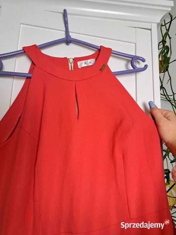 Czerwona sukienka asymetryczna z odkrytymi Trąbki Wielkie