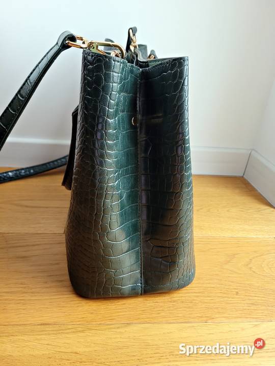 Zielona torebka na ramię okucie w kolorze złotym Liszki