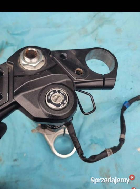 SUZUKI GSX 8 R OEM 2023 PÓŁKA DOLNA STACYJKA sprzedam