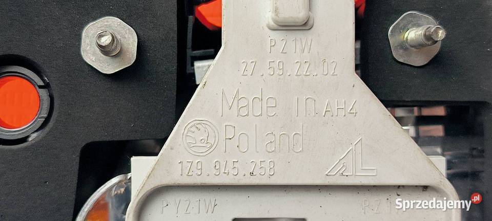 LAMPA PRAWA TYŁ SKODA OCTAVIA II 1Z9945258