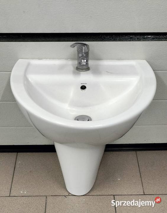 Umywalka z baterią syfonem i osłoną syfonu