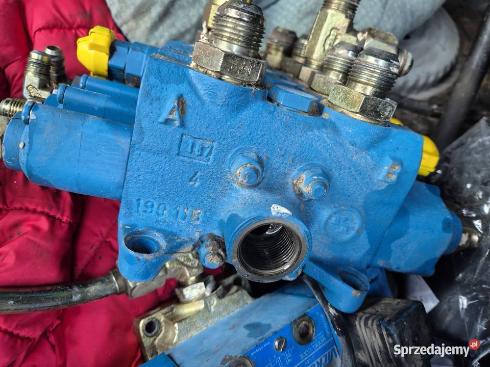 Zawory hydrauliczne Massey Ferguson Bobcat 8926 Rok produkcji 2010