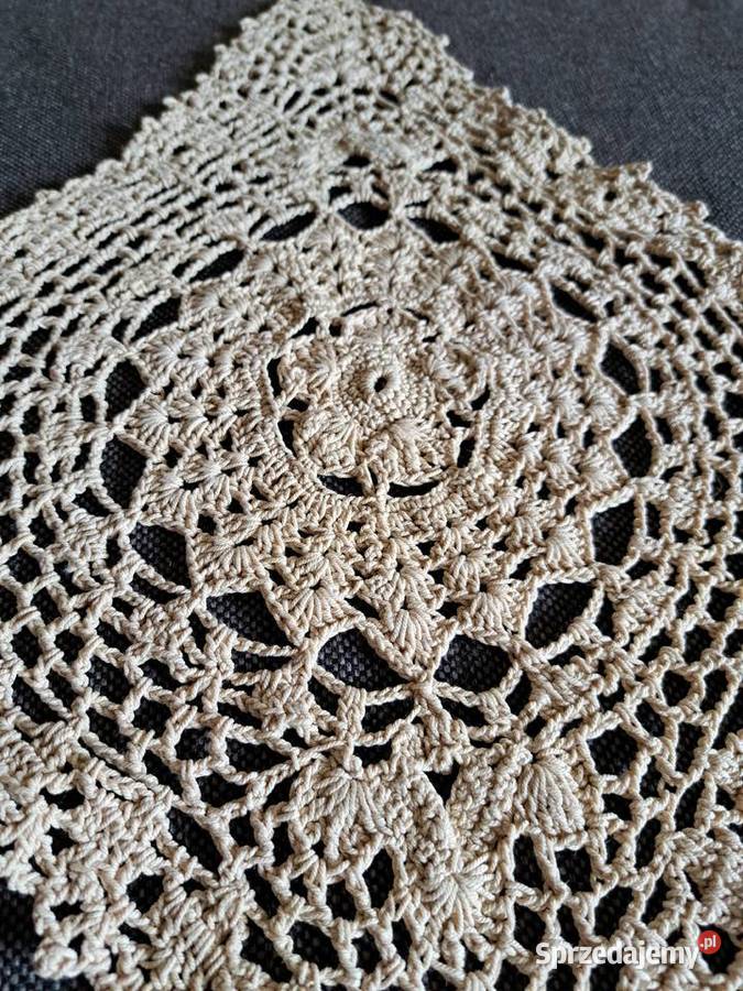 Dwie serwetki vintage ecru robione na szydełku