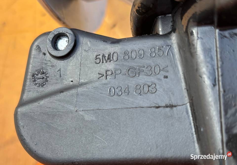 VW GOLF 5 V PLUS KLAPKA WLEWU PALIWA 5M809857 Radom sprzedam