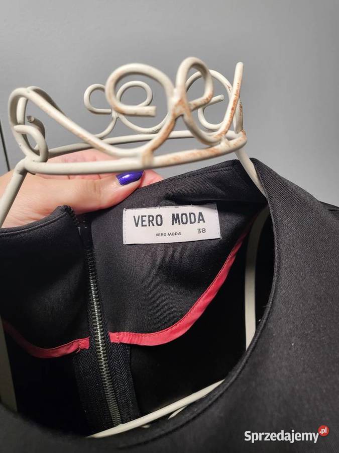 Wygodna i luźna czarna sukienka VERO MODA M Spódnice i sukienki Warszawa
