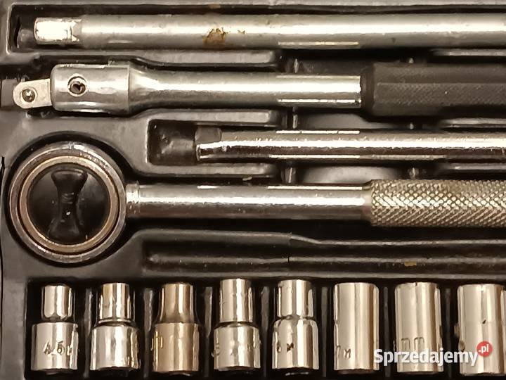 Zestaw kluczy nasadowych w metalowym pudełku Narzędzia Rzeszów