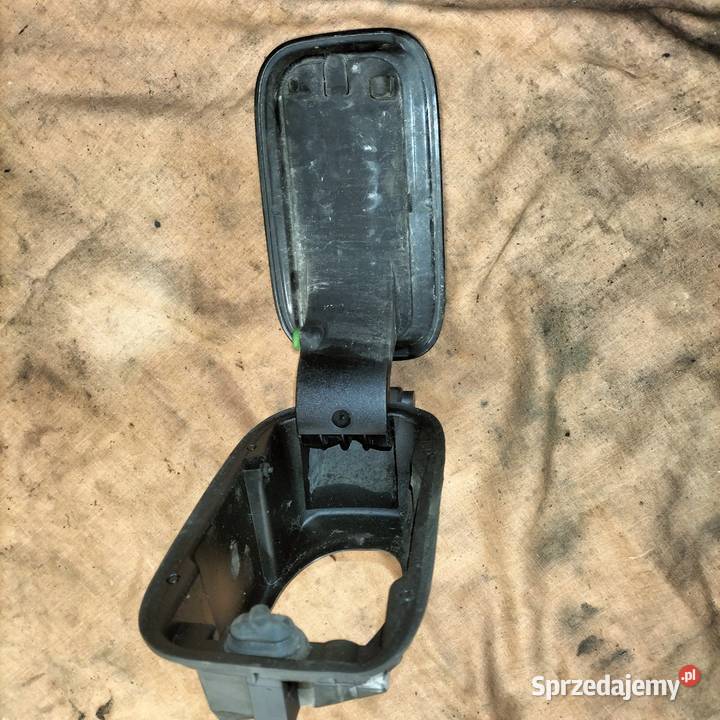 Klapka wlewu paliwa z obudową BMW E65 E66 BLACK osobowe Poręba