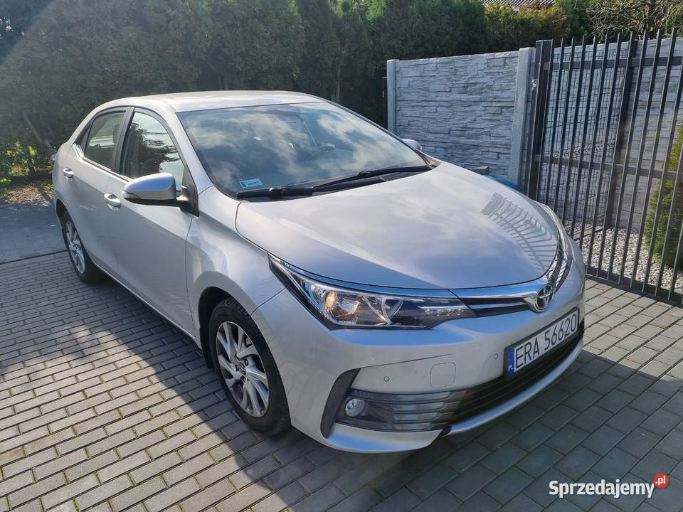Sprzedam Toyote Corolle 16 benzyna 2017r 132 Rok produkcji 2017 Corolla łódzkie Radomsko