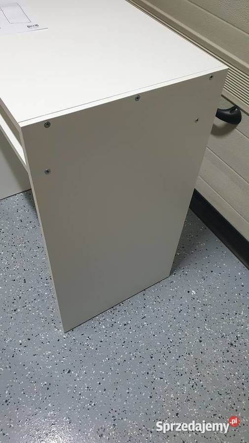 Małe białe biurko Torald z Ikea Meble Gnieżdżewo