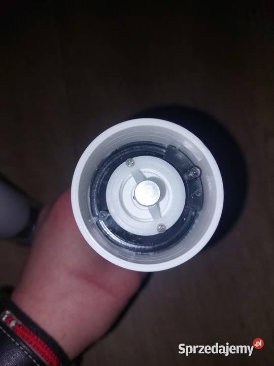 ślczne białe młynki na baterie do soli i piepszu Kraków