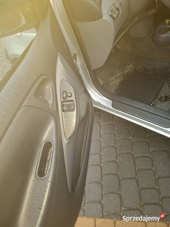 Toyota Yaris 72 nieuszkodzony Urzędów
