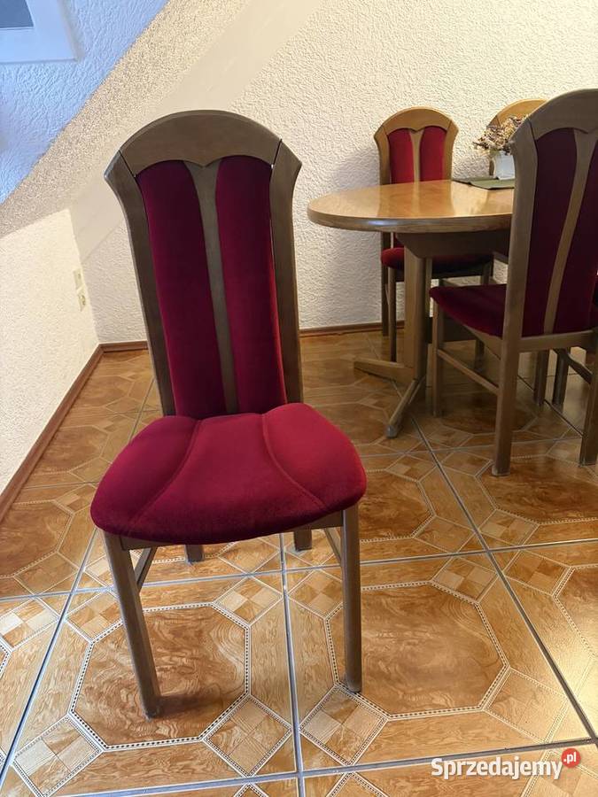 Rozkładany stół drewniany i 6 tapicerowanych Gryfów Śląski