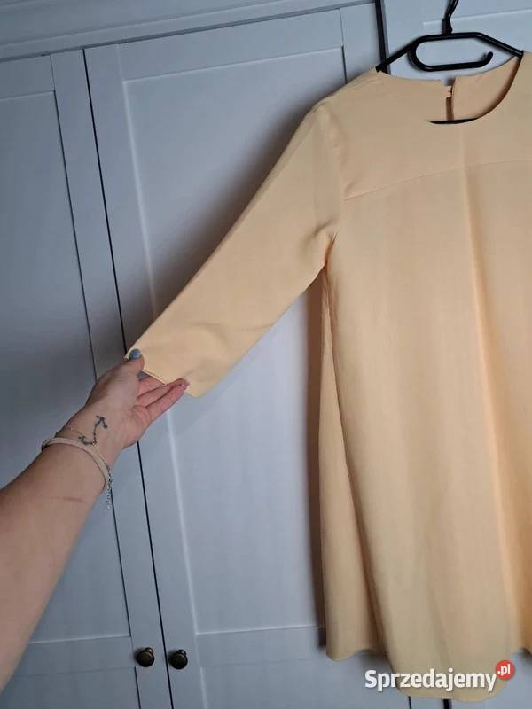 Sukienka żółta z eleganckim guziczkiem na pomorskie Trąbki Wielkie