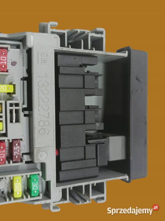 SKRZYNKA BEZPIECZNIKÓW 13222786 20 D Opel Astra