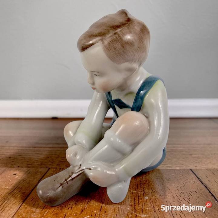 Chłopiec zakłada wiąże buty Lszló Kmves Aqvincum Bronisze sprzedam