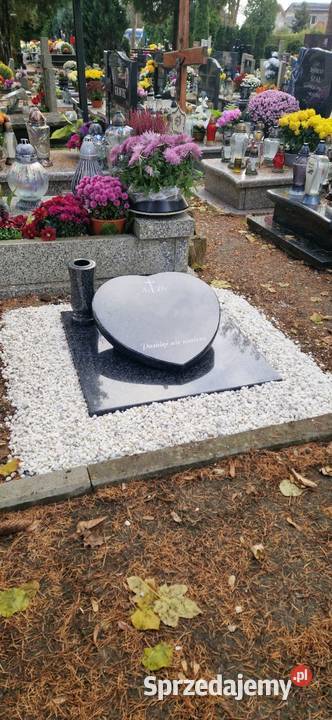 Ciemny nagrobek z sercem i wazonem granit impala dolnośląskie Świdnica