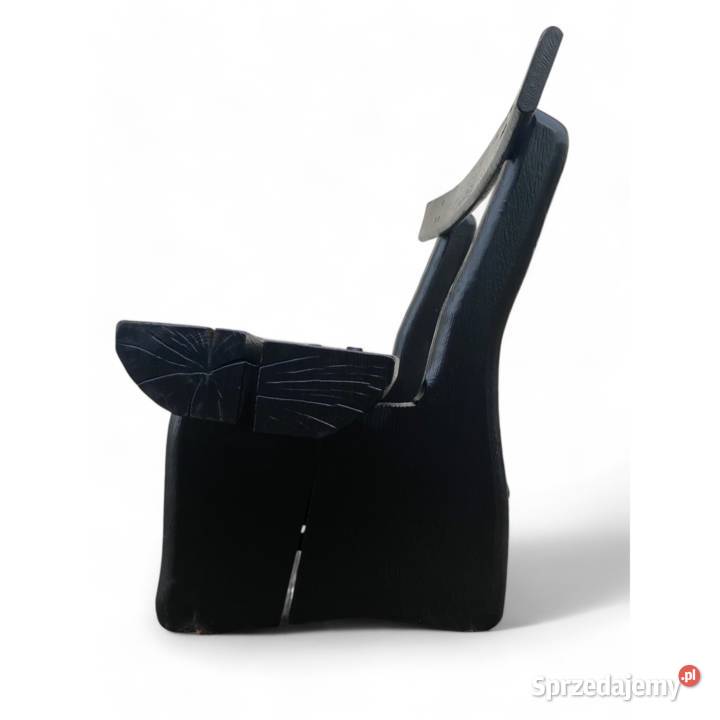 Surowa czarna ławka z litego drewna masywna zachodniopomorskie Budno