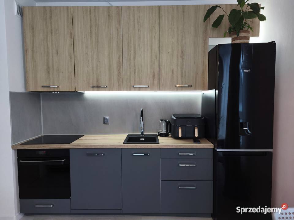 Miejsce postojowe i strych w sprzedam