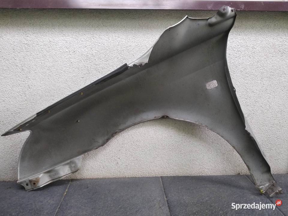 Toyota Avensis T25 przedlift błotnik prawy osobowe Sieradz