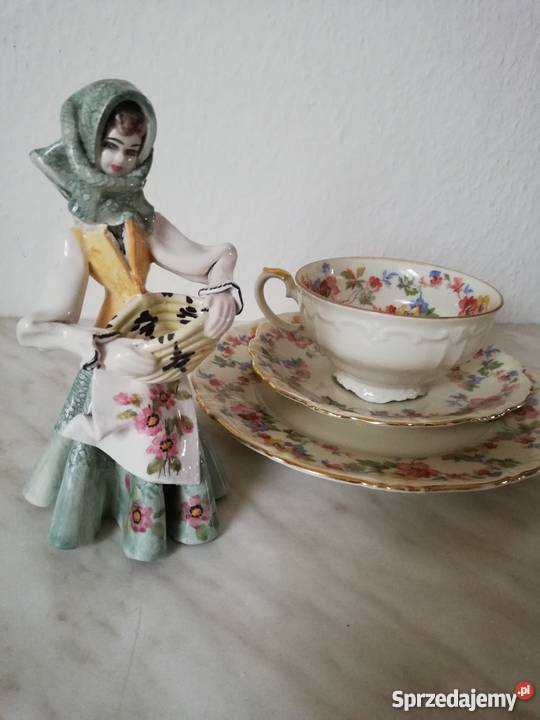Figurka porcelanowa Kobieta w chuście z koszem