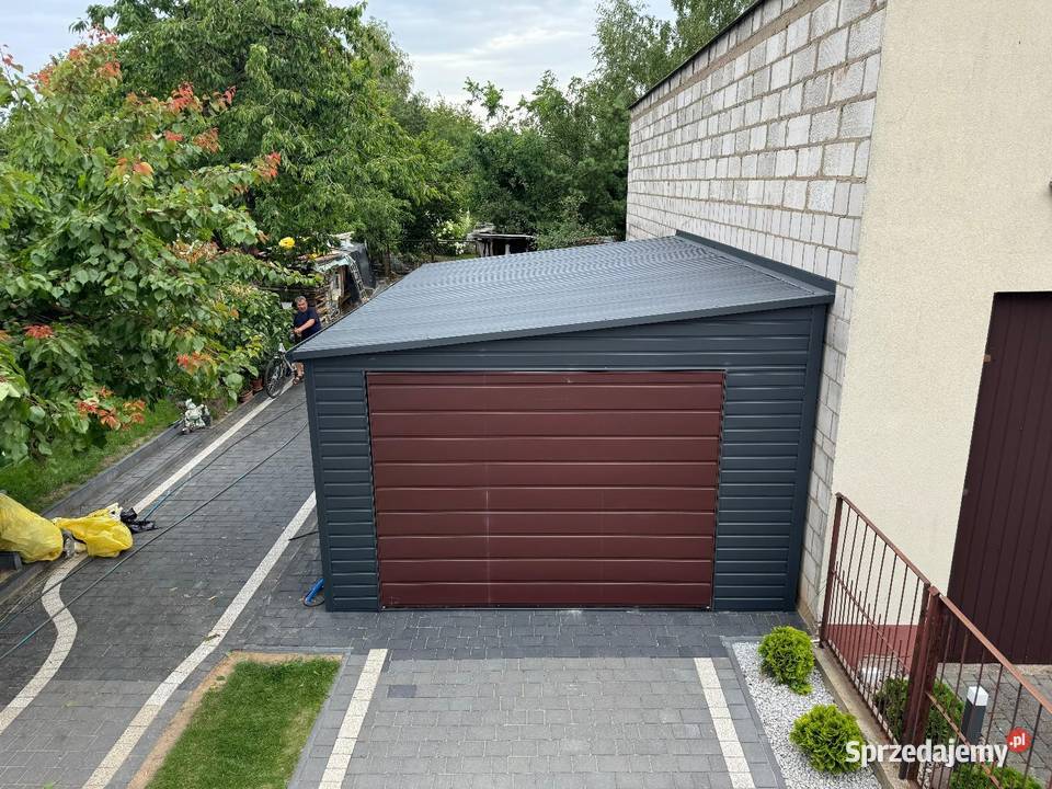 Drzwi garażowe do muru dwuskrzydłowe