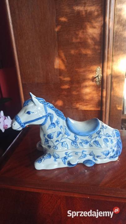 Biała figurka leżącego konia Puzderko na