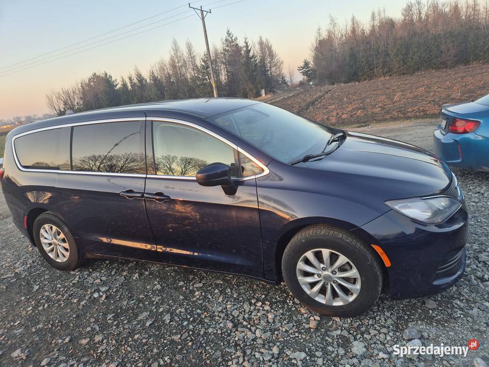 Chrysler Pacifica 2017 36 lekko uszkodzona na Żórawina
