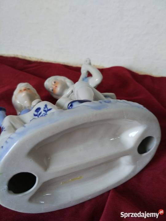Figurka z porcelany Młodzieniec z mandoliną Ropa