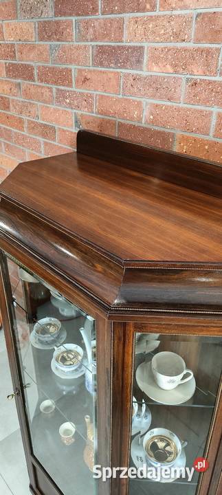 Piękna serwantka witryna