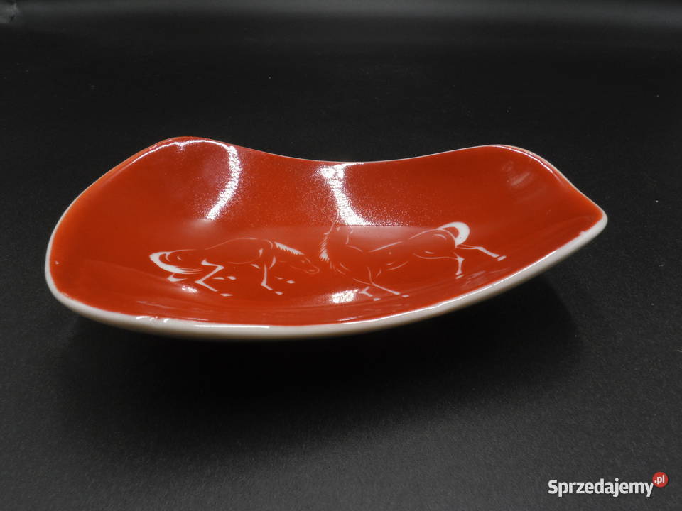 Porcelanowa paterka z sylwetkami Koni Raszków