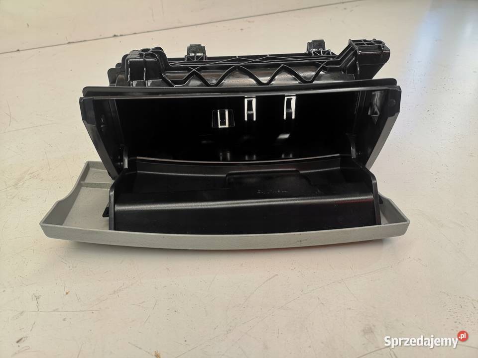 SCHOWEK FOTELA PRAWY AUDI A3 8V 8V0881578 osobowe Przystajń