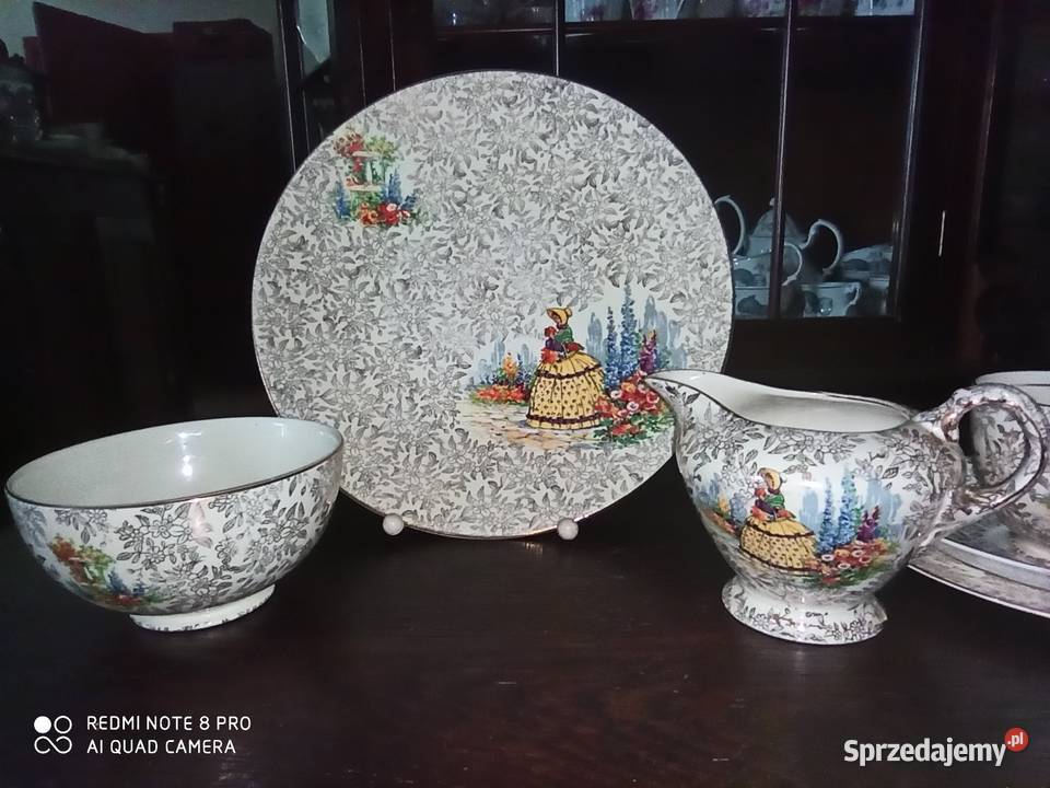 Dama w ogrodzie wśród ostróżek Empire Ware Gdańsk