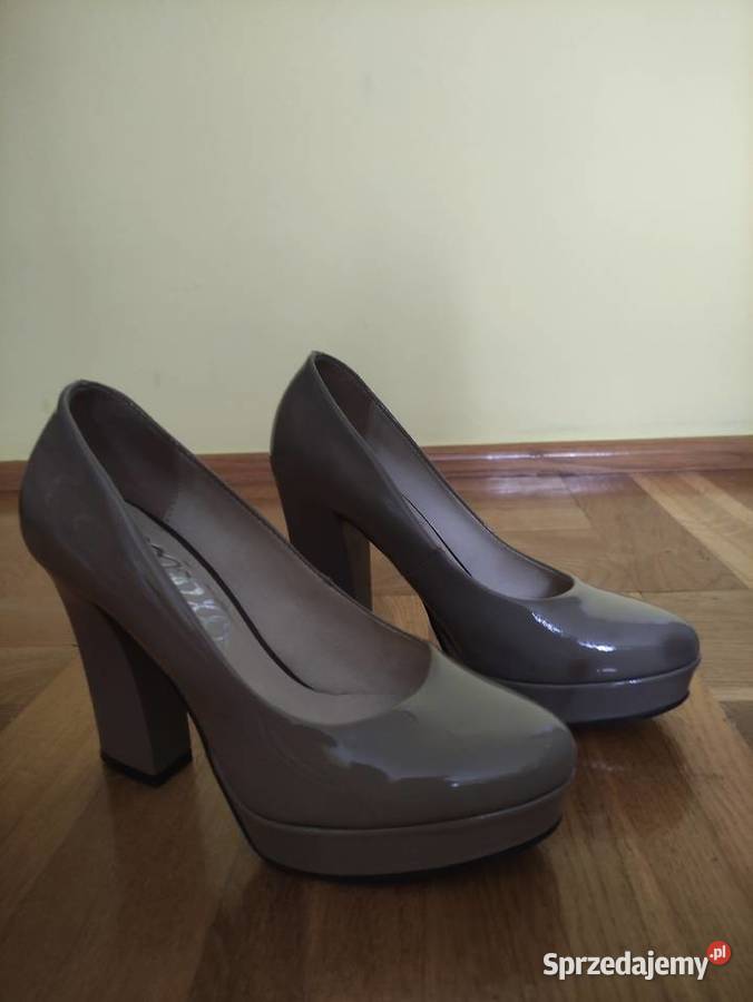 Sprzedam cieliste buty na koturnie Czółenka