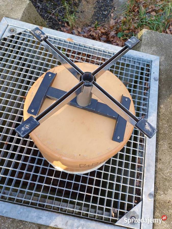 Retro pufa obrotowa skórkowa z 1972 roku dolnośląskie Lubań