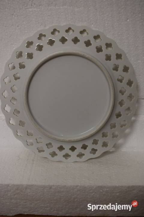Ażurowy talerz porcelanowy W oczekiwaniu