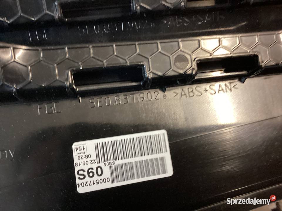 LISTWA DRZWI PRAWY PRZÓD OCTAVIA III 5E0837902 osobowe
