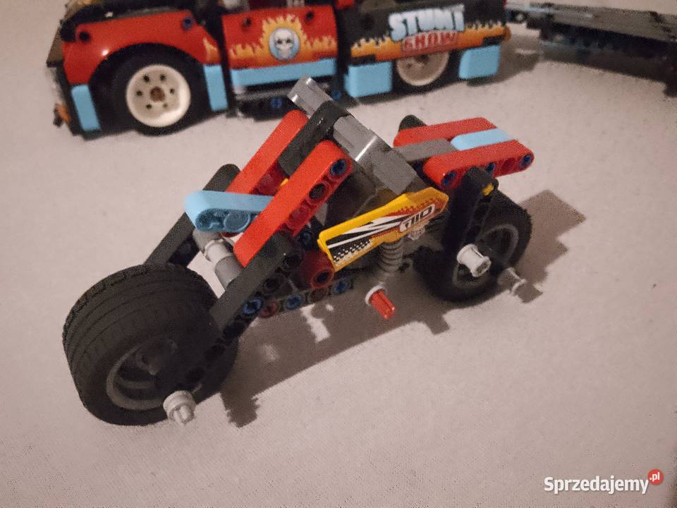 LEGO Technic 42106 furgonetka z przyczepą i Gaszyn sprzedam