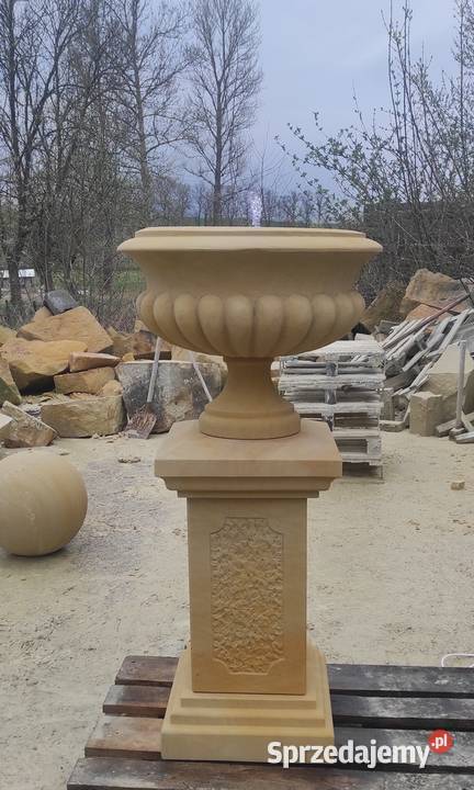 Fontanna na postumencie z piaskowca naturalny Fontanny i kaskady Kamienna Góra