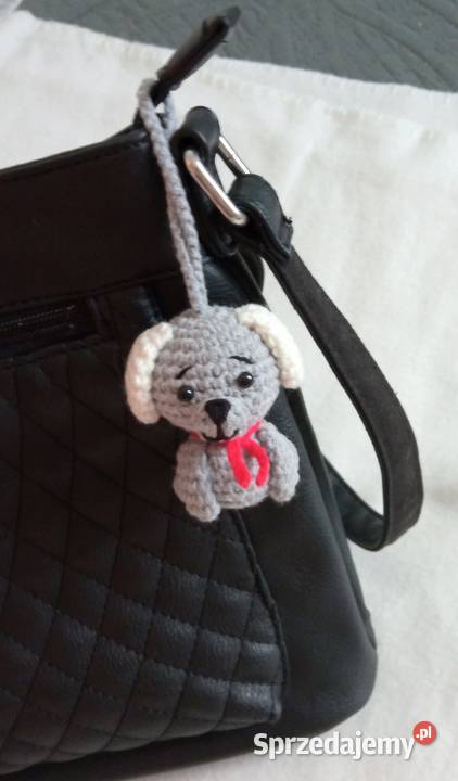 Piesek wykonany na szydełku brelok zawieszka