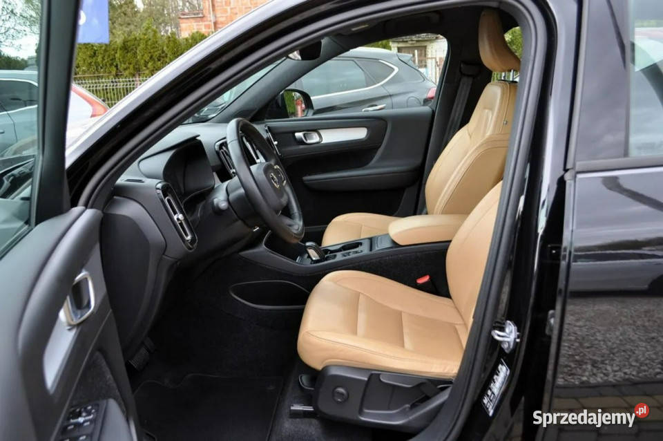 Volvo XC 40 VOLVO XC40 T3 163 Automat Momentum Warszawa